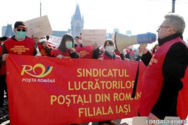 Protest cu CAGULE: Poştaşii, disperaţi de disponibilizările colective şi reducerile salariale